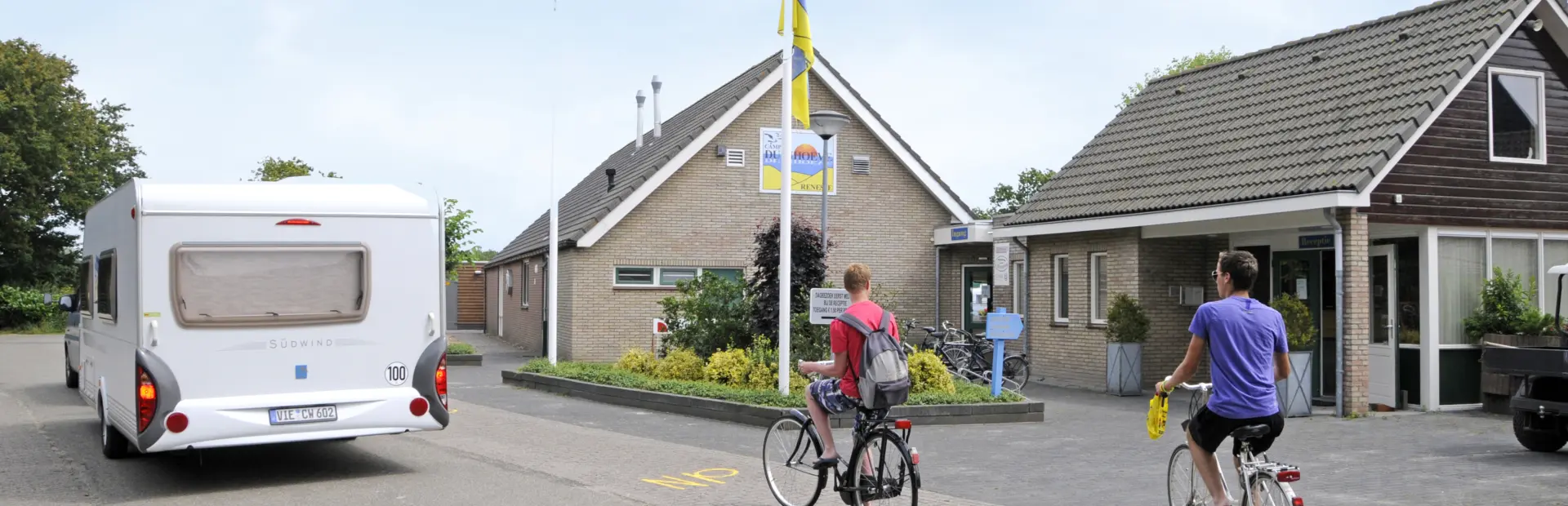 Camping entree met caravan en fiets