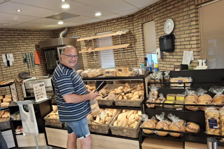 klant pakt broodjes 2