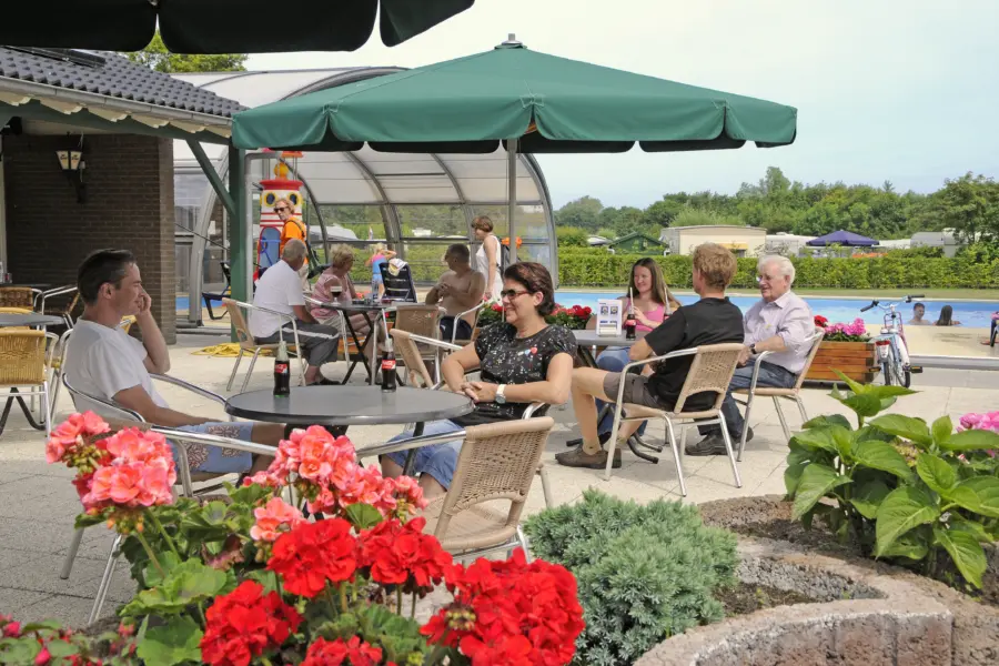 terras bij zwembad open koepel