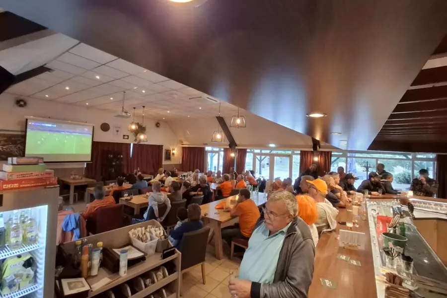 voetbal op grootscherm in taverne