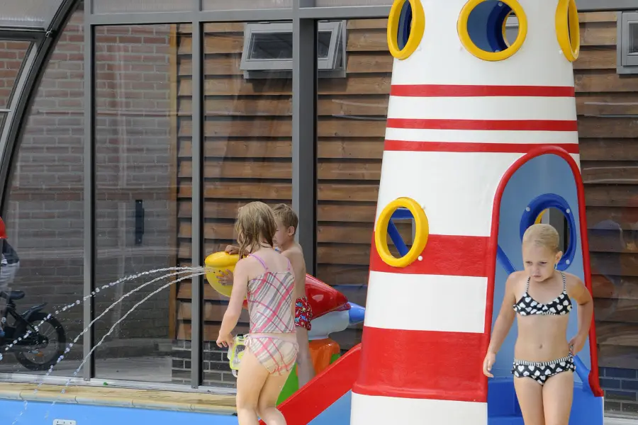zwembad met vuurtoren kinderen spelen